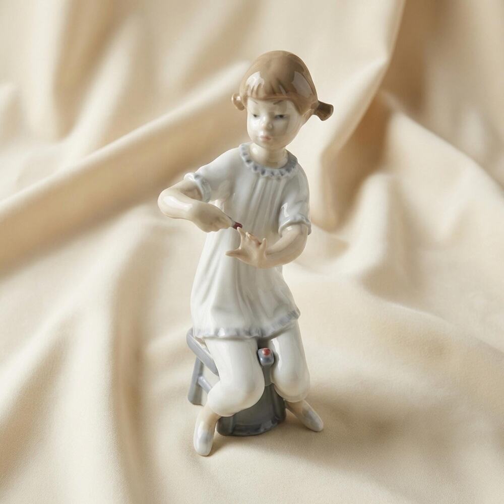 Vintage RETIRED 1970s Lladró Spain Porcelain Girl Manicuring Figurine #1082